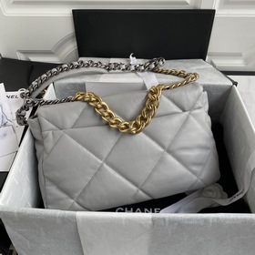 Chanel Bag сочетает в себе все классические черты сумки-подушки. 