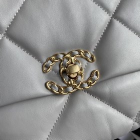 Chanel Bag сочетает в себе все классические черты сумки-подушки. 