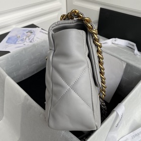 Chanel Bag сочетает в себе все классические черты сумки-подушки. 
