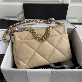 Chanel Bag сочетает в себе все классические черты сумки-подушки.