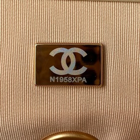 Chanel Bag сочетает в себе все классические черты сумки-подушки. 