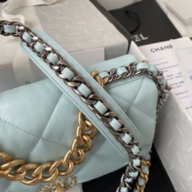 Chanel Bag сочетает в себе все классические черты сумки-подушки. 