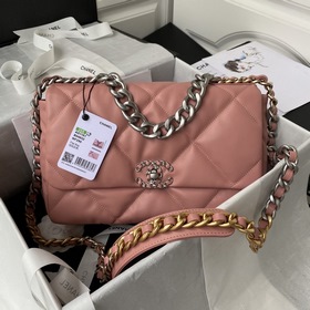Chanel осень-зима 19. Сумка, сочетающая в себе все классические ч