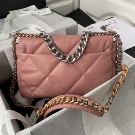 Chanel осень-зима 19. Сумка, сочетающая в себе все классические ч