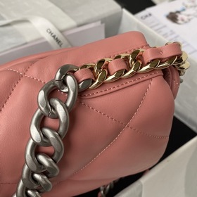 Chanel осень-зима 19. Сумка, сочетающая в себе все классические ч