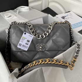 Chanel Осень-Зима 19： сумка-подушка, сочетающая в себе все класси