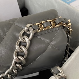 Chanel Осень-Зима 19： сумка-подушка, сочетающая в себе все класси