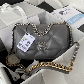 Chanel Осень-Зима 19： сумка-подушка, сочетающая в себе все класси