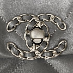 Chanel Осень-Зима 19： сумка-подушка, сочетающая в себе все класси