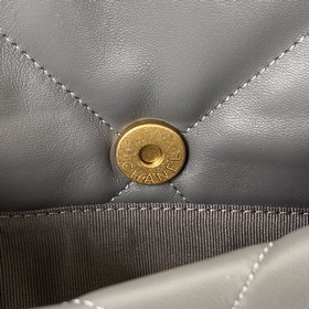 Chanel Осень-Зима 19： сумка-подушка, сочетающая в себе все класси