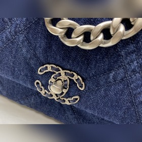 CHANEL Джинсовая сумка с цепочкой, модель AS1160  Серия из темно