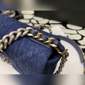 CHANEL Джинсовая сумка с цепочкой, модель AS1160  Серия из темно
