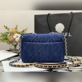 CHANEL Джинсовая сумка с цепочкой, модель AS1160  Серия из темно