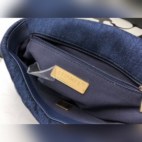 CHANEL Джинсовая сумка с цепочкой, модель AS1160  Серия из темно