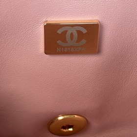 Chanel, модель AS3366, классическая сумка с ромбовидной крышкой. 