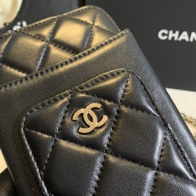 CHANEL сумка для телефона цепочке Эта сумка имеет удобный дизайн,