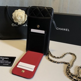 CHANEL сумка для телефона цепочке Эта сумка имеет удобный дизайн,