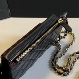 CHANEL сумка для телефона цепочке Эта сумка имеет удобный дизайн,