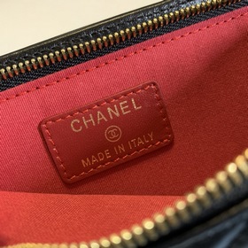 CHANEL сумка для телефона цепочке Эта сумка имеет удобный дизайн,