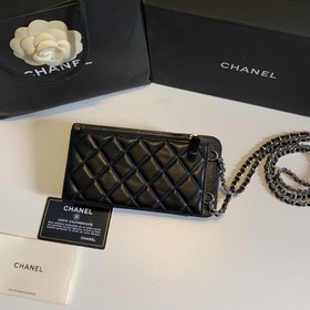CHANEL &nbsp; Сумка для телефона с цепочкой Эта сумка имеет у