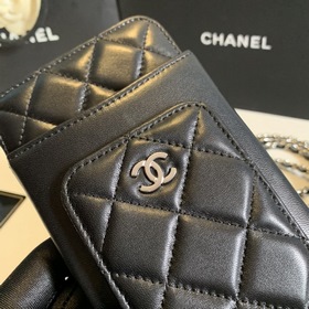 CHANEL &nbsp; Сумка для телефона с цепочкой Эта сумка имеет у