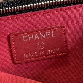 CHANEL &nbsp; Сумка для телефона с цепочкой Эта сумка имеет у