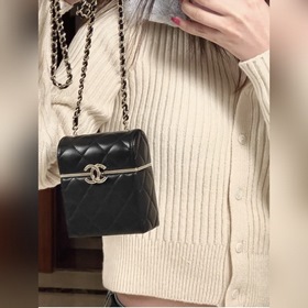 Новая сумка Chanel в форме маленькой коробки