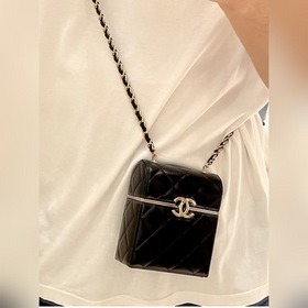 Новая сумка Chanel в форме маленькой коробки