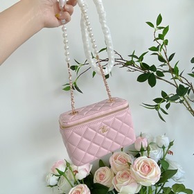 Chanel, модель 9056, мини-сумочка с жемчужной цепочкой Увидев эту