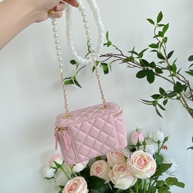 Chanel, модель 9056, мини-сумочка с жемчужной цепочкой Увидев эту