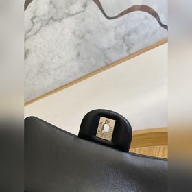 Chanel Классическая сумка серебряной застежкой из овечьей кожи, м