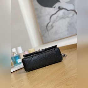 Chanel Классическая сумка серебряной застежкой из овечьей кожи, м