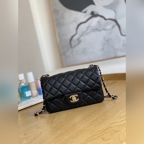 Chanel Классическая сумка с золотой пряжкой из овечьей кожи, моде