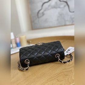 Chanel Классическая сумка с золотой пряжкой из овечьей кожи, моде