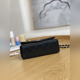 Chanel Классическая сумка с золотой пряжкой из овечьей кожи, моде