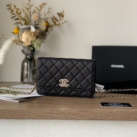 CHANEL Классическая черная сумка с ремешком и стразами в форме ик