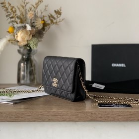 CHANEL Классическая черная сумка с ремешком и стразами в форме ик