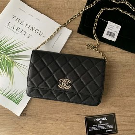 CHANEL Классическая черная сумка с ремешком и стразами в форме ик