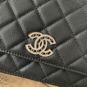 CHANEL Классическая черная сумка с ремешком и стразами в форме ик