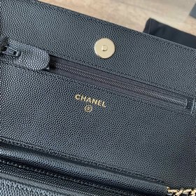 CHANEL Классическая черная сумка с ремешком и стразами в форме ик