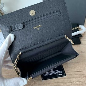 CHANEL Классическая черная сумка с ремешком и стразами в форме ик