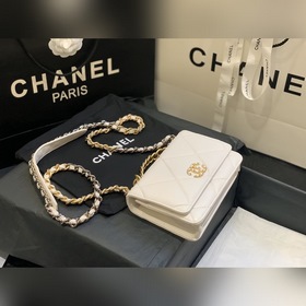 CHANEL Ручная сумка с двойным логотипом и ромбовидным узором Моде