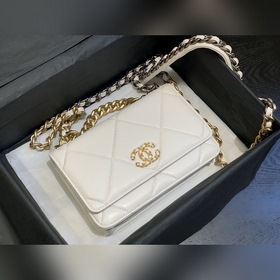 CHANEL Ручная сумка с двойным логотипом и ромбовидным узором Моде