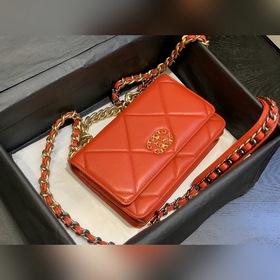 CHANEL Ручная сумка с двойным логотипом и ромбовидным узором Моде
