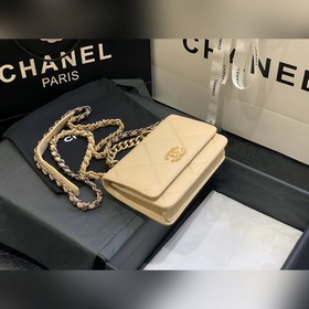 CHANEL Ручная сумка с двойным логотипом и ромбовидным узором Моде