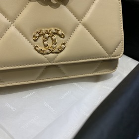 CHANEL Ручная сумка с двойным логотипом и ромбовидным узором Моде