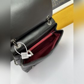 Chanel маленькая сумка из овечьей кожи через плечо, модель № 1819