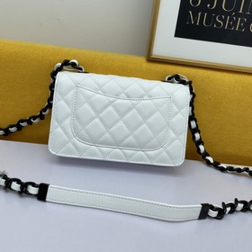 Сумка Chanel с цепочкой и узором виде шариков, модель Woc, номер 