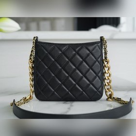 CHANEL 22P ретро-сумка в стиле хиппи Изготовлена из блестящей кож
