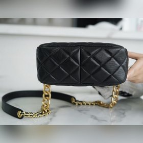 CHANEL 22P ретро-сумка в стиле хиппи Изготовлена из блестящей кож